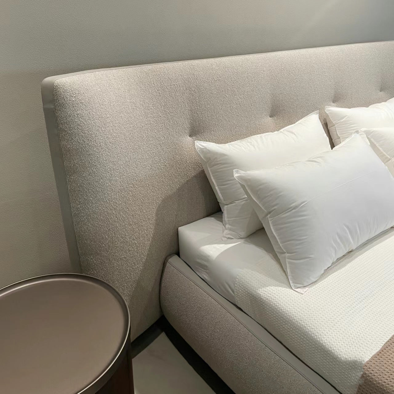 Hug-style Wide-screen Linen Bed